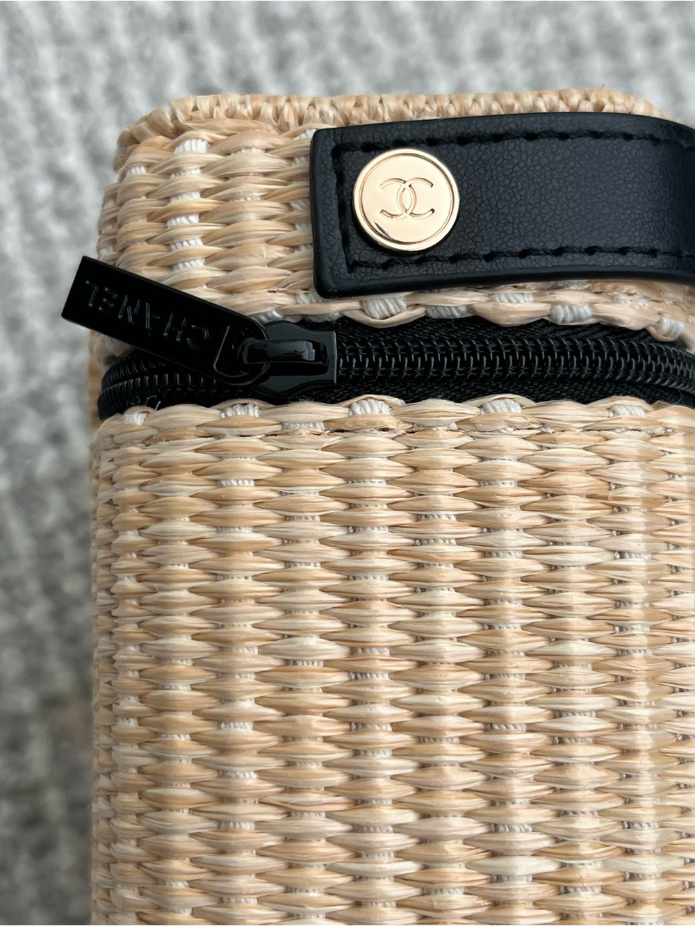 CHANEL Les Beiges Woven Straw Compact basket with Black Trim - Picture 3 of 4